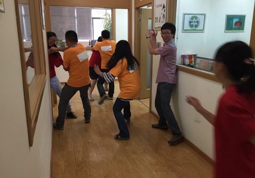 撕名牌活動(dòng)