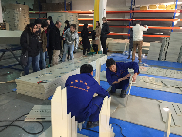 復(fù)旦大學(xué)國(guó)際文化交流學(xué)院留學(xué)生參觀依斯倍