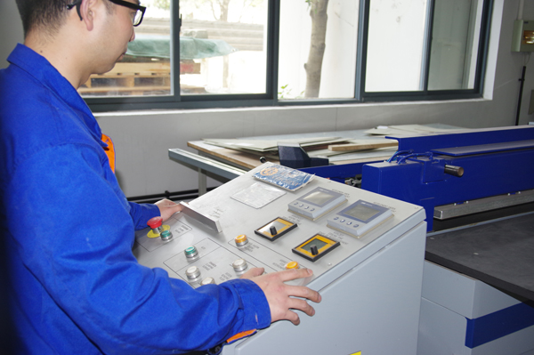 環(huán)保企業(yè)生產(chǎn)車(chē)間中工具的外徑千分尺的正確使用