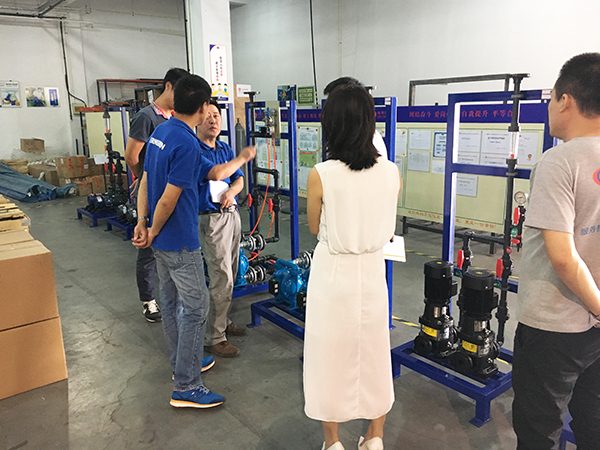 衛(wèi)美恒客戶來到依斯倍環(huán)保車間現(xiàn)場勘察項目生產(chǎn)進(jìn)度