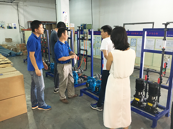 衛(wèi)美恒客戶來到依斯倍環(huán)保車間現(xiàn)場勘察項目生產(chǎn)進(jìn)度