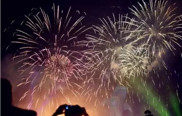 無人機燈光秀取代傳統(tǒng)煙花秀，過一個環(huán)保元宵節(jié)