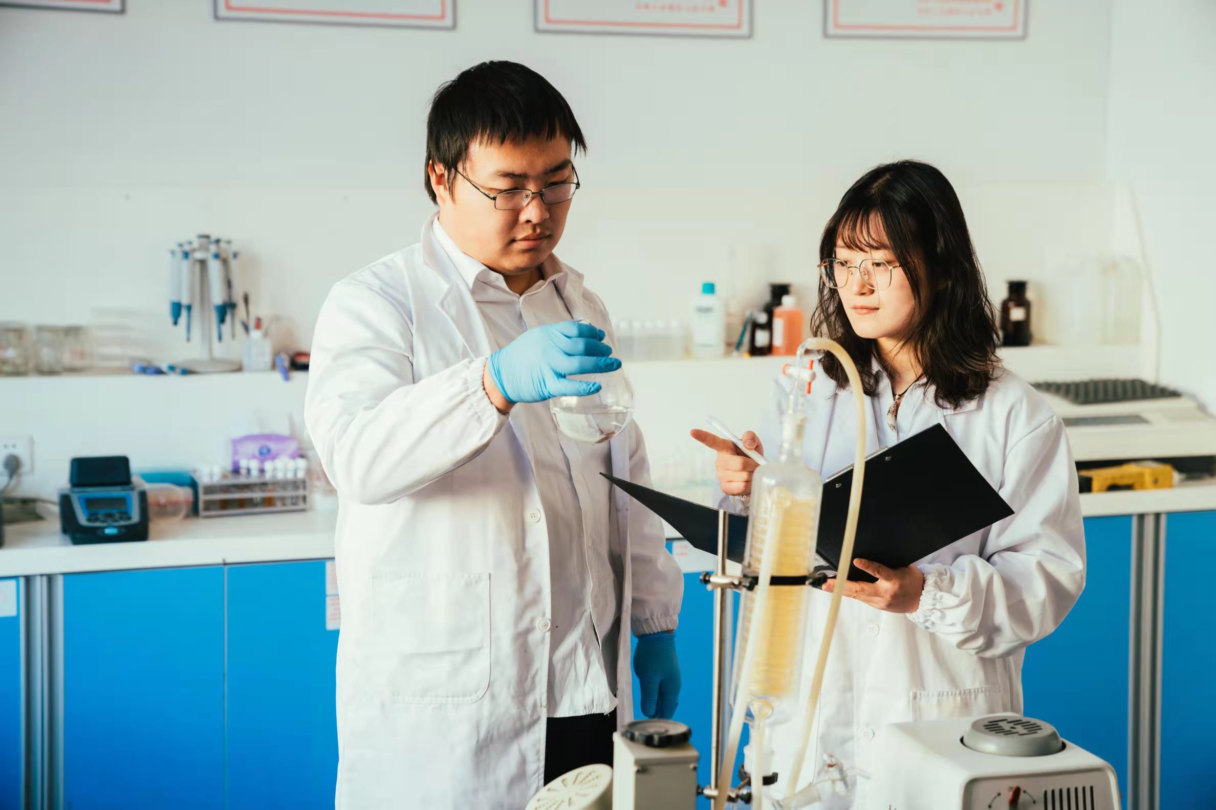 高溫下的環(huán)保人，天氣很熱，你們卻很美!