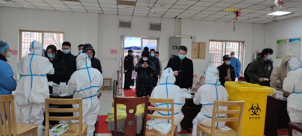 依斯倍黨員志愿者配合醫(yī)護(hù)人員做核酸檢測工作