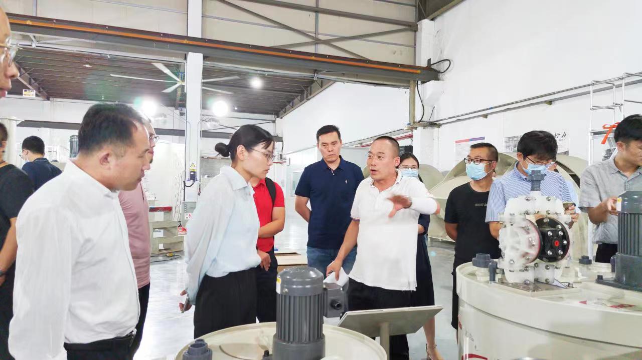 蘇州市科技局領(lǐng)導(dǎo)、優(yōu)秀企業(yè)家走進(jìn)依斯倍生產(chǎn)車間