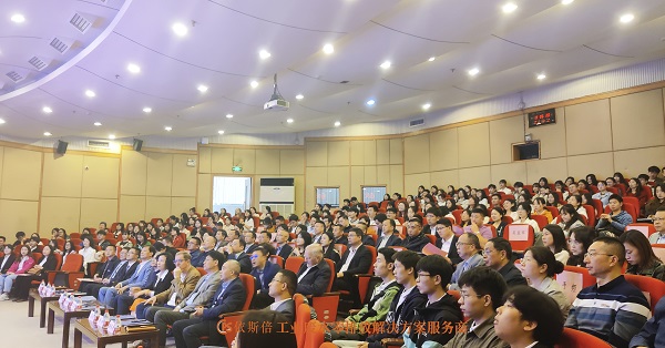 依斯倍攜手重慶工商大學(xué)開啟依斯倍班，開班儀式現(xiàn)場