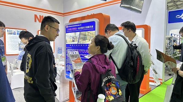 在中國(guó)環(huán)博會(huì)現(xiàn)場(chǎng)，依斯倍技術(shù)人員向客戶講解最新工業(yè)廢水零排放技術(shù)