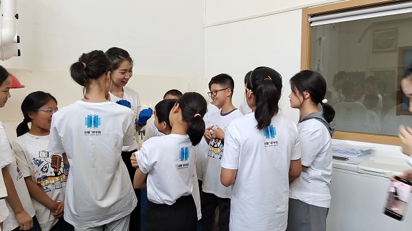 在依斯倍實(shí)驗(yàn)室，孩子們觀看了污水變干凈的神奇化學(xué)實(shí)驗(yàn)，親眼見證科學(xué)的魅力！