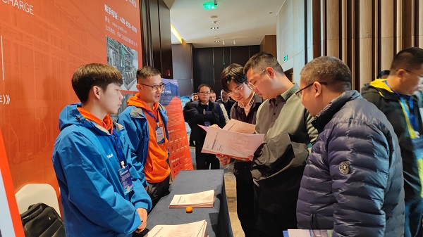 環(huán)球電鍍網(wǎng)主辦的第八屆電鍍產(chǎn)業(yè)+互聯(lián)網(wǎng)峰會展覽現(xiàn)場，依斯倍環(huán)保展示最新的工業(yè)廢水回用及零排放技術(shù)