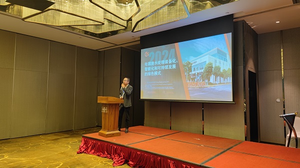 環(huán)球電鍍網(wǎng)主辦的第八屆電鍍產(chǎn)業(yè)+互聯(lián)網(wǎng)峰會(huì)中，蘇州依斯倍環(huán)保裝備科技有限公司子公司重慶依斯倍技術(shù)總監(jiān)吳孟軍發(fā)表了題為《電鍍廢水處理裝備化、智能化和可持續(xù)發(fā)展的綠色模式》的報(bào)告。