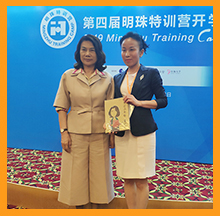 格力總裁董明珠與依斯倍常英董事長合影