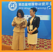 格力總裁董明珠與依斯倍常英董事長合影