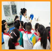 帶城小學(xué)少先隊(duì)員們在依斯倍實(shí)驗(yàn)室觀看廢水處理實(shí)驗(yàn)