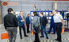 重慶依斯倍環(huán)?？萍加邢薰鹃_業(yè)時邀請客戶友人參觀制造車間